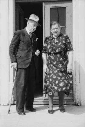 Aktuell 11- 1946: Dansen gar pa enge bilde 0005 Aktuell 11- 1946: Kjente landssvikere pa frifot. Den senile Hamsun - en gang beromt forfatter, na beryktet landssviker - fotografert i passende omgivelser: pa trappa til gamlehjemmet i Landvik. Ved siden av ham bestyrerinnen pa gamlehjemmet, Torborg Bomdalen. Foto: Th. Skotaam Aktuell NTB ***Foto er ikke bildebehandlet*** EDITORIAL USE ONLY Ref:BvSzbzQbt3I.jpg *** Aktuell 11 1946 Dansen gar pa enge bilde 0005 Aktuell 11 1946 Famous traitors on the loose The senile Hamsun once famous author, now notorious traitor photographed in appropriate surroundings on the steps of the old peoples home in Landvik Next to him the manager of the old peoples home, Torborg Bomdalen Photo Th Skot 