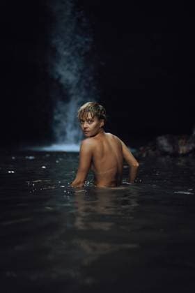 Creative Highlights Symbolbilder Young naked woman swims in a waterfall in the jungle. Ubud, Bali, Indonesia CR_YUKI240429-1392061-01 ,model released, Symbolfoto