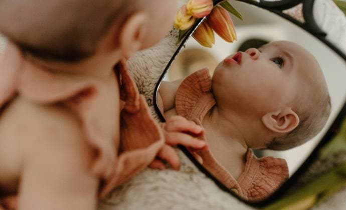 Creative Highlights Symbolbilder Baby discovers reflection among tulips, a moment of awe Louisville, Kentucky, United States CR_ZXOF240426C-1416117-01 ,model released, Symbolfoto