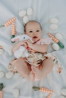 nfant s Easter joy with plush bunny and festive toys Louisville, Kentucky, United States CR_ZXOF240429E-1416015-01 ,model released, Symbolfoto