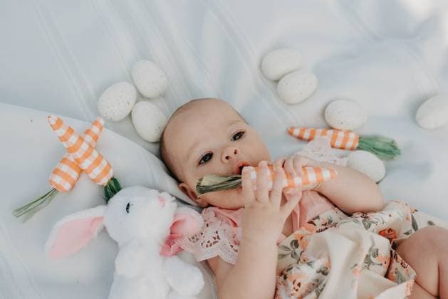 Creative Highlights Symbolbilder Baby?s Easter delight with soft toys and a gentle gaze Louisville, Kentucky, United States CR_ZXOF240429E-1416024-01 ,model released, Symbolfoto