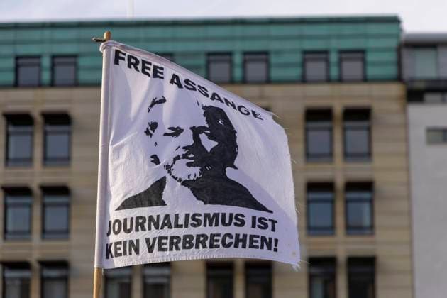 Free Assange Veranstalltung auf dem Pariser Platz. 19.04.2024, EU, DEU, Deutschland, Berlin, Berlin: Protestveranstalltung gegen die Inhaftierung Julian Assanges auf dem Pariser Platz. EU, DEU, Germany, Berlin, Berlin: Protest against the imprisonment of Julian Assange on Pariser Platz.