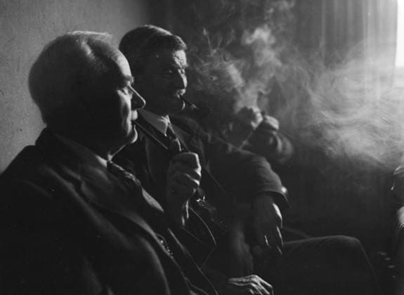 Aktuell 06- 1948: De gamles verden bilde 0021 Aktuell 06- 1948: De gamles verden . Et besok pa Tasen gamlehjem. I de to dagligstuene er det forbudt a royke, og derfor har mannfolkene fatt sitt eget rokevaerelse. Hyggelig her, ikke sant? Foto: TH. Skotaam Aktuell NTB Oslo Norge EDITORIAL USE ONLY Ref:KnTb3vIxLro.jpg *** Aktuell 06 1948 De gamles verden photo 0021 Aktuell 06 1948 De gamles verden A visit to Tasen old peoples home Smoking is forbidden in the two living rooms, which is why the men have their own smoking room Nice here, isnt it Photo TH Skotaam Aktuell NTB Oslo Norge EDITORIAL USE ONLY 