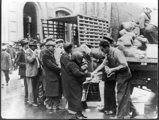 RECORD DATE NOT STATED NEW YORK CITY DEPRESSION A scene in New York during the depression following the Wall Street Crash in 1929. Essential supplies are handed out to a line of impoverished citzens. Colourised version exists: 13729524. Date: 1929  Copyright: Copyrightx(c)Geminix2023.xCredit:xGemini 10096110