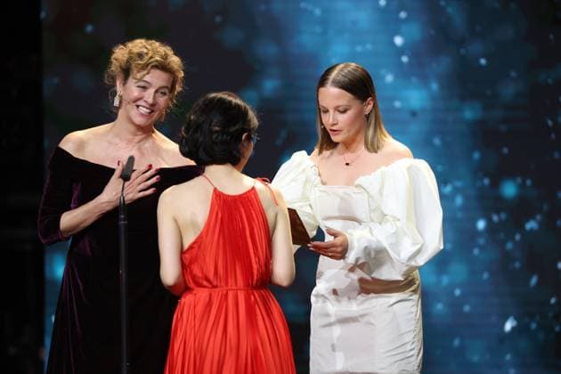 Deutscher Filmpreis 2024 Margarita Broich und Jasna Fritzi Bauer und BESTES DREHBUCH AysÌße Polat Â· IM TOTEN WINKEL bei der Verleihung der Lola - Deutscher Filmpreis 2024 im Theater am Potsdamer Platz in Berlin 03.05.2024 Copyright: xEventpressx
