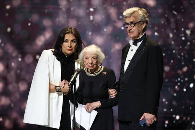 Deutscher Filmpreis 2024 Margot Friedländer mit Wim Wenders bei der Verleihung der Lola - Deutscher Filmpreis 2024 im Theater am Potsdamer Platz in Berlin 03.05.2024 *** German Film Award 2024 Margot Friedländer with Wim Wenders at the Lola German Film Award 2024 ceremony at the Theater am Potsdamer Platz in Berlin 03 05 2024 Copyright: xEventpressx