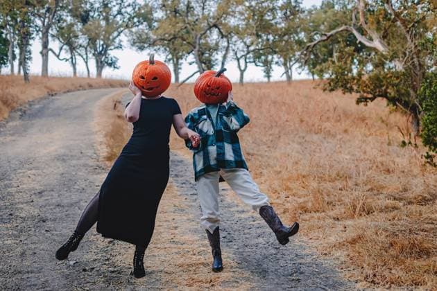 IMAGO Creative, Jahreszeit Herbst, Ferien Two female friends wearing carved pumpkin heads Dublin, California, United States R_JWMW240427-1417005-01 ,model released, Symbolfoto