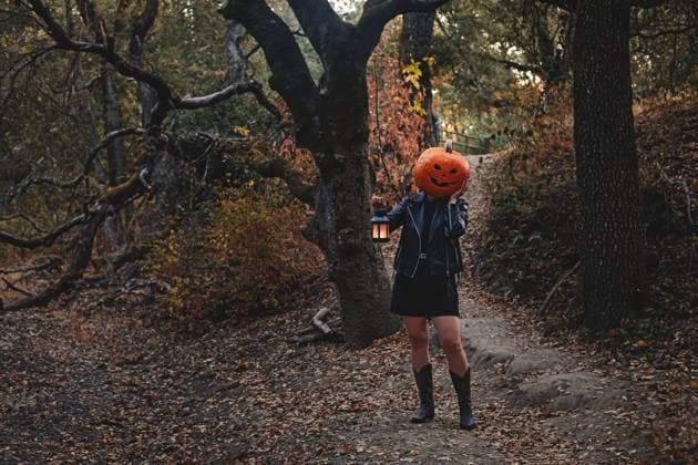 Person wearing carved Halloween pumpkin head holding a lantern Dublin, California, United States R_JWMW240427-1417017-01 ,model released, Symbolfoto