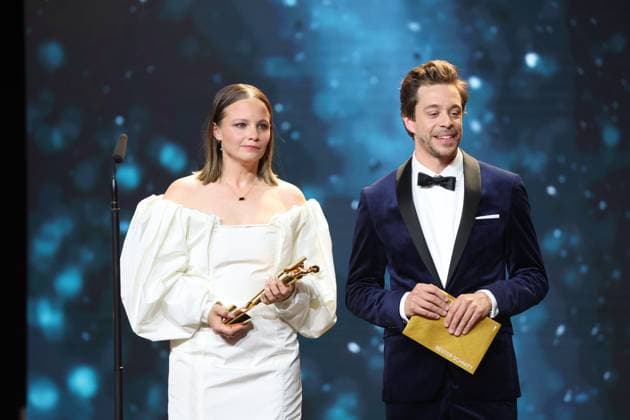 Deutscher Filmpreis 2024 Tobias Krell (Checker Tobi) und Jasna Fritzi Bauer bei der Verleihung der Lola - Deutscher Filmpreis 2024 im Theater am Potsdamer Platz in Berlin 03.05.2024 Copyright: xEventpressx