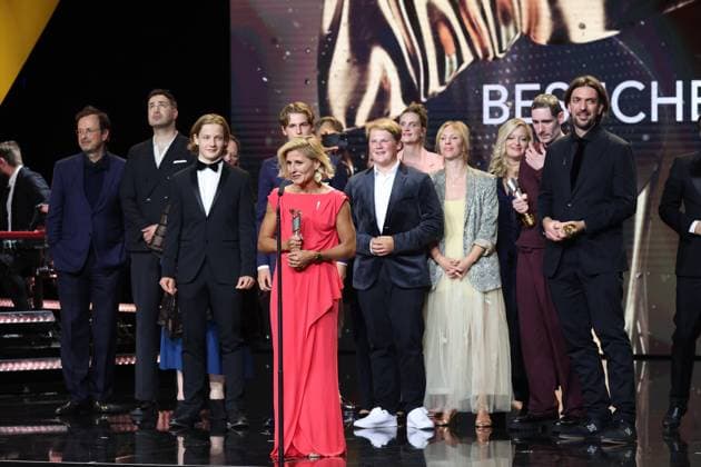 Deutscher Filmpreis 2024 BESUCHERSTÄRKSTER FILM - 3 Fragezeichen bei der Verleihung der Lola - Deutscher Filmpreis 2024 im Theater am Potsdamer Platz in Berlin 03.05.2024 *** German Film Award 2024 MOST WATCHED FILM 3 question marks at the Lola German Film Award 2024 ceremony at the Theater am Potsdamer Platz in Berlin 03 05 2024 Copyright: xEventpressx
