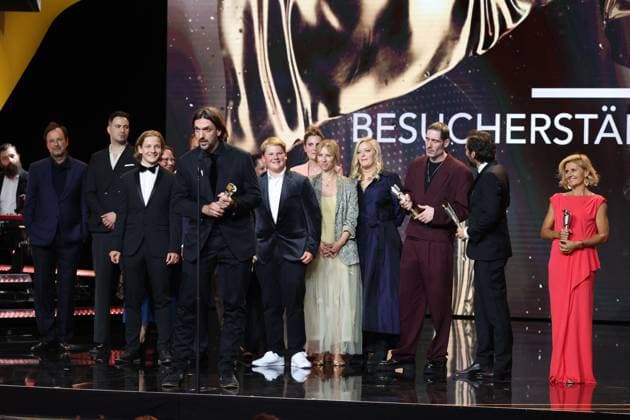 Deutscher Filmpreis 2024 BESUCHERSTÄRKSTER FILM - 3 Fragezeichen bei der Verleihung der Lola - Deutscher Filmpreis 2024 im Theater am Potsdamer Platz in Berlin 03.05.2024 Copyright: xEventpressx