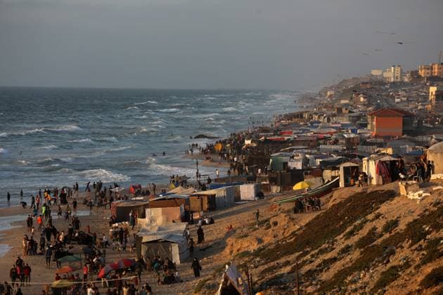 News Themen der Woche KW18 Palestinians try to cool off by Sitting in front of the seashore in the coastal area of El-Zawaida as Israeli attacks continue on Gaza Palestinians try to cool off by Sitting in front of the seashore in the coastal area of El-Zawaida as Israeli attacks continue on Gaza on May 03, 2024. Palestinians who left their homes and took refuge in Deir al-Balah due to the ongoing Israeli attacks on Gaza struggle to survive under harsh conditions. Photo by Omar Ashtawy apaimages El-Zawaida Gaza Strip Palestinian Territory 030524_Zawaida_OSH_00(10) Copyright: xapaimagesxOmarxAshtawyx xapaimagesx