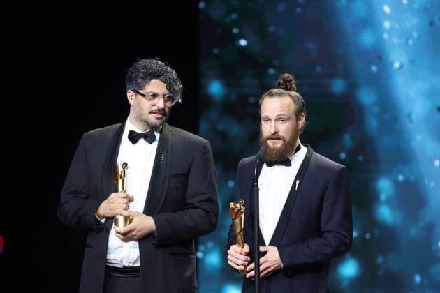 Deutscher Filmpreis 2024 Tobias Krell (Checker Tobi) und BESTE VISUELLE EFFEKTE Kariem Saleh, Adrian Meyer Â· DIE THEORIE VON ALLEM bei der Verleihung der Lola - Deutscher Filmpreis 2024 im Theater am Potsdamer Platz in Berlin 03.05.2024 Copyright: xEventpressx