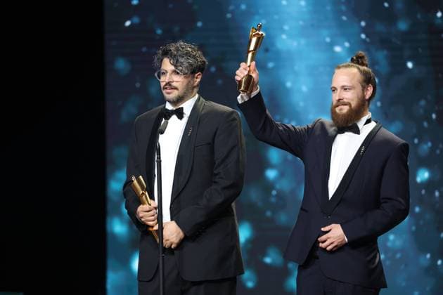 Deutscher Filmpreis 2024 Tobias Krell (Checker Tobi) und BESTE VISUELLE EFFEKTE Kariem Saleh, Adrian Meyer Â· DIE THEORIE VON ALLEM bei der Verleihung der Lola - Deutscher Filmpreis 2024 im Theater am Potsdamer Platz in Berlin 03.05.2024 *** German Film Award 2024 Tobias Krell Checker Tobi and BEST VISUAL EFFECTS Kariem Saleh, Adrian Meyer Â- THE THEORY OF EVERYTHING at the Lola German Film Award 2024 ceremony at the Theater am Potsdamer Platz in Berlin 03 05 2024 Copyright: xEventpressx