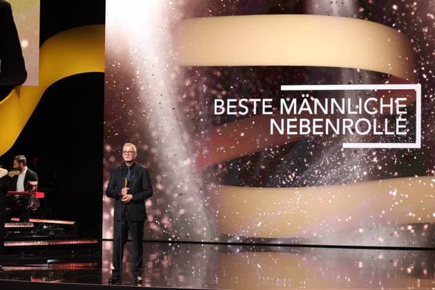Deutscher Filmpreis 2024 BESTE MÄNNLICHE NEBENROLLE Hans-Uwe Bauer Â· STERBEN bei der Verleihung der Lola - Deutscher Filmpreis 2024 im Theater am Potsdamer Platz in Berlin 03.05.2024 Copyright: xEventpressx