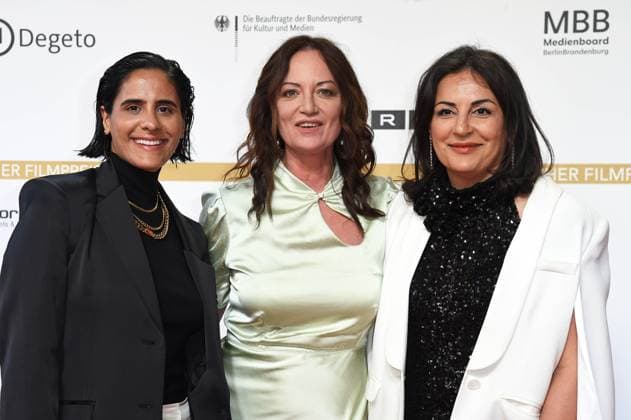 Düzen Tekkal mit Schwester Tülin Dekkal, Natalia Wörner - DEUTSCHER FILMPREIS 2024 im Theater am Potsdamer Platz am 03.05.2024 - Roter Teppich