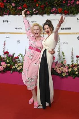 Sunnyi Melles mit Tochter Leonille Wittgenstein - DEUTSCHER FILMPREIS 2024 im Theater am Potsdamer Platz am 03.05.2024 - Roter Teppich
