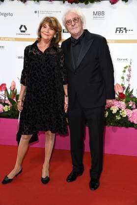 Günther Maria Halmer und Ehefrau Claudia Halmer - DEUTSCHER FILMPREIS 2024 im Theater am Potsdamer Platz am 03.05.2024 - Roter Teppich