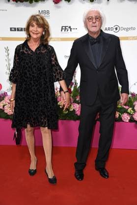 Günther Maria Halmer und Ehefrau Claudia Halmer - DEUTSCHER FILMPREIS 2024 im Theater am Potsdamer Platz am 03.05.2024 - Roter Teppich