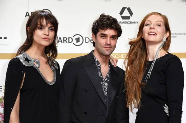 Luise Befort mit Bruder Maximilian Max Befort, Pheline Roggan - DEUTSCHER FILMPREIS 2024 im Theater am Potsdamer Platz am 03.05.2024 - Roter Teppich