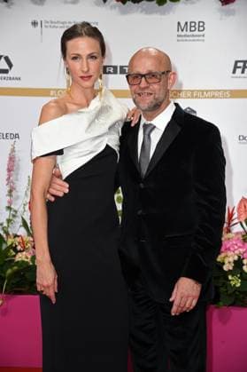 Jürgen Vogel mit Freundin Natalia Belitski - DEUTSCHER FILMPREIS 2024 im Theater am Potsdamer Platz am 03.05.2024 - Roter Teppich