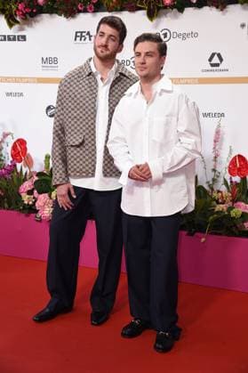 Jannik Schümann mit Freund Felix Kruck - DEUTSCHER FILMPREIS 2024 im Theater am Potsdamer Platz am 03.05.2024 - Roter Teppich