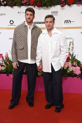 Jannik Schümann mit Freund Felix Kruck - DEUTSCHER FILMPREIS 2024 im Theater am Potsdamer Platz am 03.05.2024 - Roter Teppich