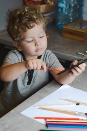 Creative Highlights Symbolbilder white curly boy draws with paints and pencils Dnipro, Dnipropetrovsk Oblast, Ukraine R_PMDCMQ211201CF-877693-01 ,model released, Symbolfoto