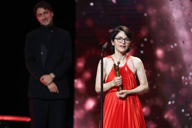 Deutscher Filmpreis 2024 Ilker Catak und BESTE REGIE AysÌße Polat Â· IM TOTEN WINKEL bei der Verleihung der Lola - Deutscher Filmpreis 2024 im Theater am Potsdamer Platz in Berlin 03.05.2024 Copyright: xEventpressx