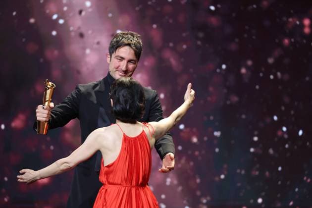 Deutscher Filmpreis 2024 Ilker Catak und BESTE REGIE AysÌße Polat Â· IM TOTEN WINKEL bei der Verleihung der Lola - Deutscher Filmpreis 2024 im Theater am Potsdamer Platz in Berlin 03.05.2024 Copyright: xEventpressx