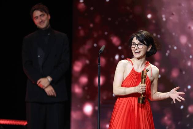Deutscher Filmpreis 2024 Ilker Catak und BESTE REGIE AysÌße Polat Â· IM TOTEN WINKEL bei der Verleihung der Lola - Deutscher Filmpreis 2024 im Theater am Potsdamer Platz in Berlin 03.05.2024 Copyright: xEventpressx