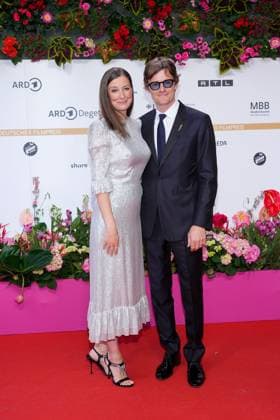 Alexandra Maria Lara und Sam Riley bei der Ankunft zur Verleihung Deutscher Filmpreis am 3.05.2024 in Berlin Deutscher Filmpreis 2024 in Berlin