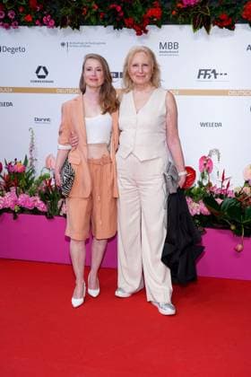 Odine Johne und Maren Kroymann bei der Ankunft zur Verleihung Deutscher Filmpreis am 3.05.2024 in Berlin Deutscher Filmpreis 2024 in Berlin