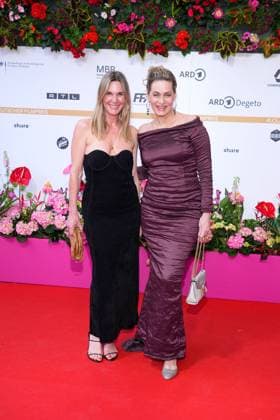 Nele Mueller Stoefen und Gesine Cukrowski bei der Ankunft zur Verleihung Deutscher Filmpreis am 3.05.2024 in Berlin Deutscher Filmpreis 2024 in Berlin