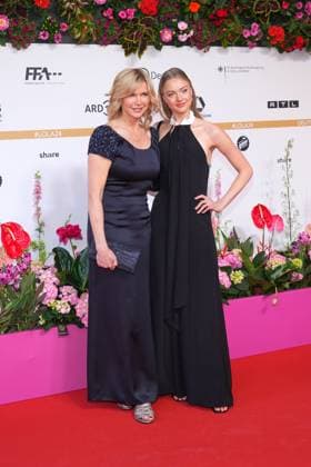 Veronica Ferres und ihre Tochter Lilly Krug bei der Ankunft zur Verleihung Deutscher Filmpreis am 3.05.2024 in Berlin Deutscher Filmpreis 2024 in Berlin