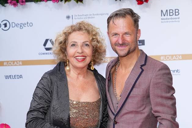 Michaela May und Philipp Hochmair bei der Ankunft zur Verleihung Deutscher Filmpreis am 3.05.2024 in Berlin Deutscher Filmpreis 2024 in Berlin
