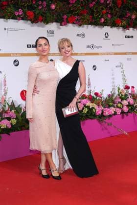 Gizem Emre und Jella Haase bei der Ankunft zur Verleihung Deutscher Filmpreis am 3.05.2024 in Berlin Deutscher Filmpreis 2024 in Berlin