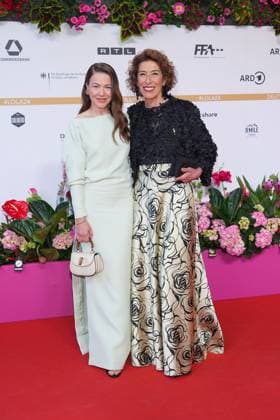 Hannah Herzsprung und Adele Neuhauser bei der Ankunft zur Verleihung Deutscher Filmpreis am 3.05.2024 in Berlin Deutscher Filmpreis 2024 in Berlin