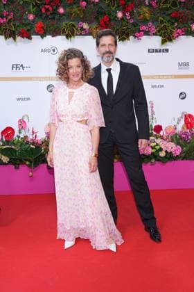 Marie Baeumer und Pasquale Aleardi bei der Ankunft zur Verleihung Deutscher Filmpreis am 3.05.2024 in Berlin Deutscher Filmpreis 2024 in Berlin