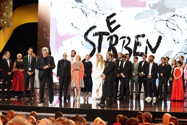 Deutscher Filmpreis 2024 BESTER SPIELFILM GOLD Sterben bei der Verleihung der Lola - Deutscher Filmpreis 2024 im Theater am Potsdamer Platz in Berlin 03.05.2024 *** German Film Award 2024 BEST PICTURE GOLD Dying at the Lola German Film Award 2024 ceremony at the Theater am Potsdamer Platz in Berlin 03 05 2024 Copyright: xEventpressx