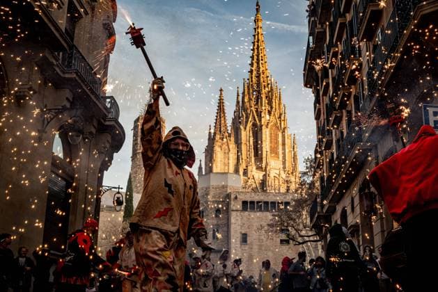 Bilder des Jahres 2024, News 05 Mai News Themen der Woche KW18 May 3, 2024, Barcelona, Spain: People dressed as devils make explode pyrotechnics next to Barcelona s Cathedral on occasion of the Gothic Quarter local festival. Correfocs are an old Catalan tradition where people dress as devils and light firecrackers and flares. Barcelona Spain - ZUMAb137 20240503_fap_b137_002 Copyright: xJordixBoixareux