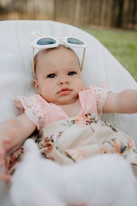 Creative Highlights Symbolbilder Sunglass-clad baby girl ready for a sunny Easter adventure Louisville, Kentucky, United States R_ZXOF240429E-1416063-01 ,model released, Symbolfoto