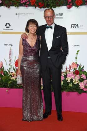 Friedrich Merz mit Ehefrau Charlotte Merz - DEUTSCHER FILMPREIS 2024 im Theater am Potsdamer Platz am 03.05.2024 - Roter Teppich