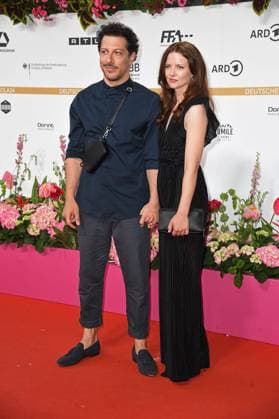 Fahri Yardim mit Freundin Beatrix Scherff - DEUTSCHER FILMPREIS 2024 im Theater am Potsdamer Platz am 03.05.2024 - Roter Teppich