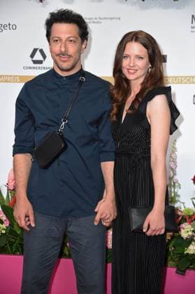 Fahri Yardim mit Freundin Beatrix Scherff - DEUTSCHER FILMPREIS 2024 im Theater am Potsdamer Platz am 03.05.2024 - Roter Teppich
