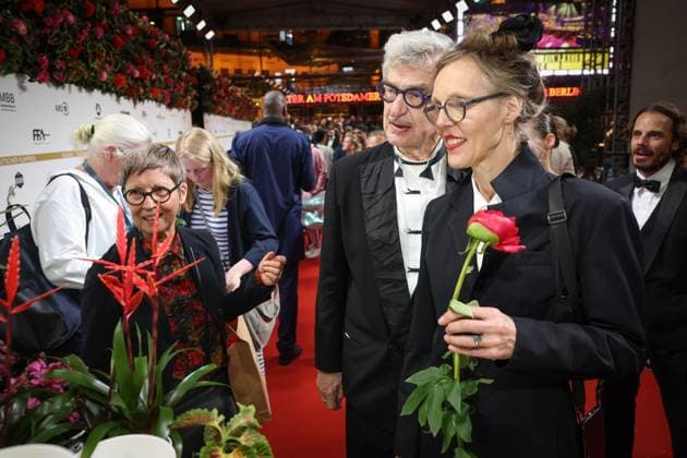 Deutscher Filmpreis 2024 Wim Wenders und Donata Wenders nehmen sich Blumen mit auf der Party bei der Verleihung der Lola - Deutscher Filmpreis 2024 im Theater am Potsdamer Platz in Berlin Datum: 03.05.2024 Copyright: xEventpressx