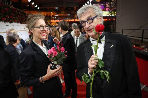 Deutscher Filmpreis 2024 Wim Wenders und Donata Wenders nehmen sich Blumen mit auf der Party bei der Verleihung der Lola - Deutscher Filmpreis 2024 im Theater am Potsdamer Platz in Berlin Datum: 03.05.2024 Copyright: xEventpressx
