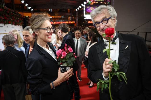 Deutscher Filmpreis 2024 Wim Wenders und Donata Wenders nehmen sich Blumen mit auf der Party bei der Verleihung der Lola - Deutscher Filmpreis 2024 im Theater am Potsdamer Platz in Berlin Datum: 03.05.2024 Copyright: xEventpressx