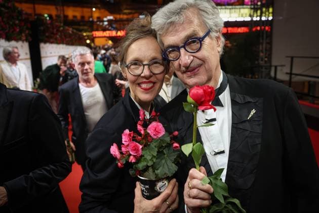 Deutscher Filmpreis 2024 Wim Wenders und Donata Wenders nehmen sich Blumen mit auf der Party bei der Verleihung der Lola - Deutscher Filmpreis 2024 im Theater am Potsdamer Platz in Berlin Datum: 03.05.2024 Copyright: xEventpressx