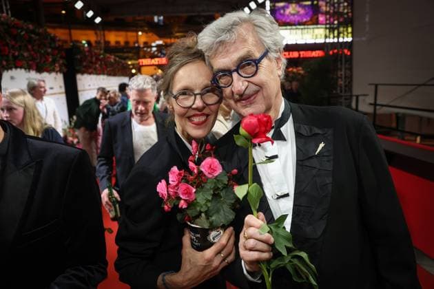 Deutscher Filmpreis 2024 Wim Wenders und Donata Wenders nehmen sich Blumen mit auf der Party bei der Verleihung der Lola - Deutscher Filmpreis 2024 im Theater am Potsdamer Platz in Berlin Datum: 03.05.2024 Copyright: xEventpressx